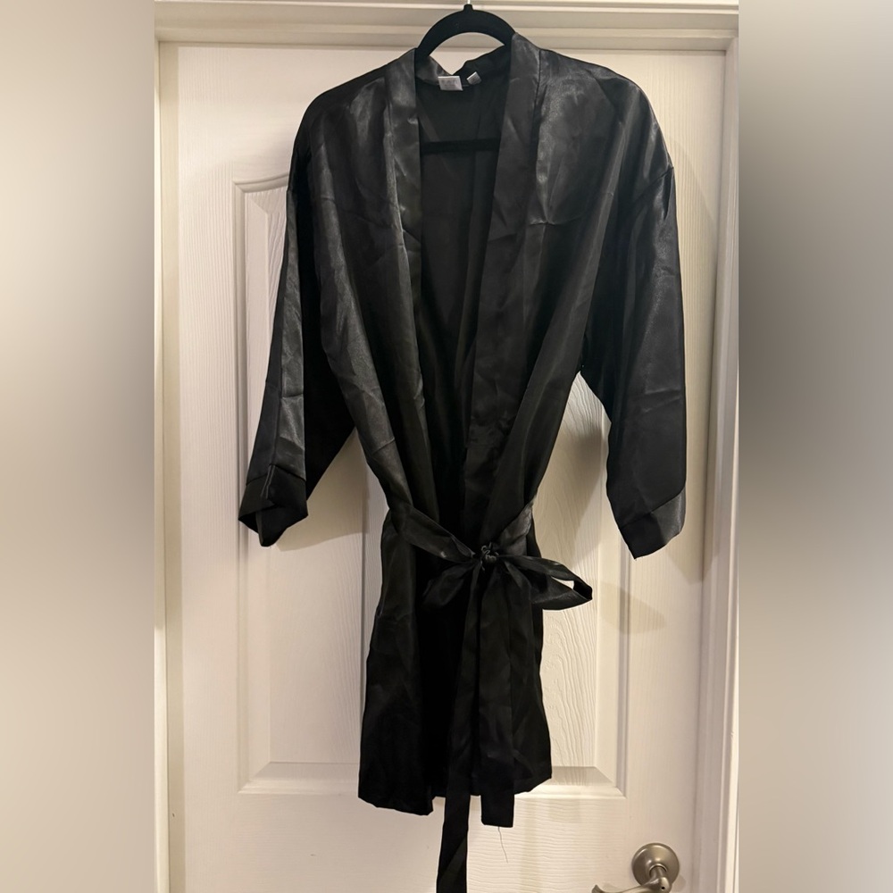 Elegant Black Women's Silky Robe NWOT